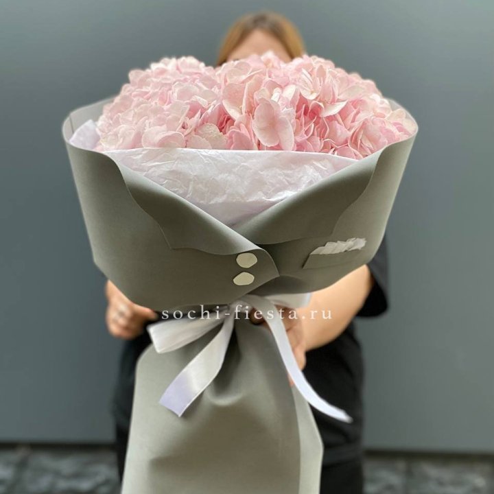  Букет  пиджачок из 5 гортензий в Сириусе