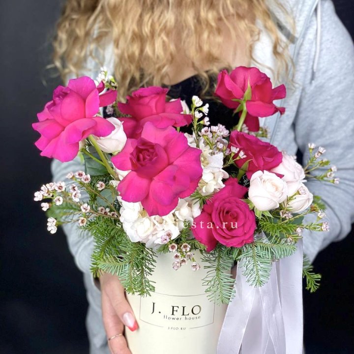 Новогодняя композиция в коробке пинк розе в Сириусе