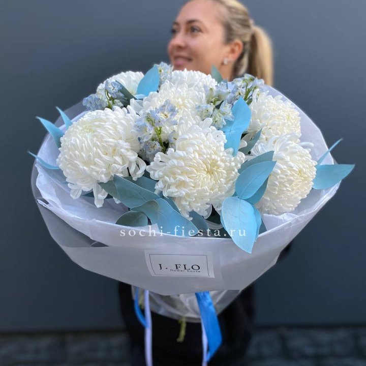 Букет хризантем Бигуди и дельфиниума  в Сириусе