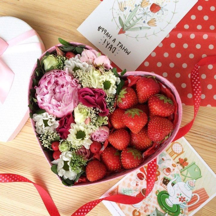 Бокс с клубникой и цветами в Нижнем Новгороде