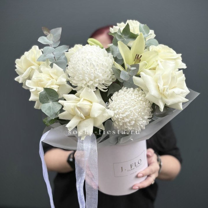 Цветы в шляпной коробке  в Сириусе