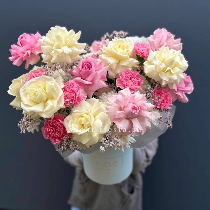 Коробка французских роз и диантусов "Бони" в Сириусе