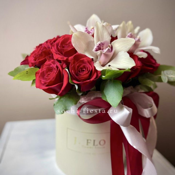 Розы и орхидеи в боксе в Нижнем Новгороде