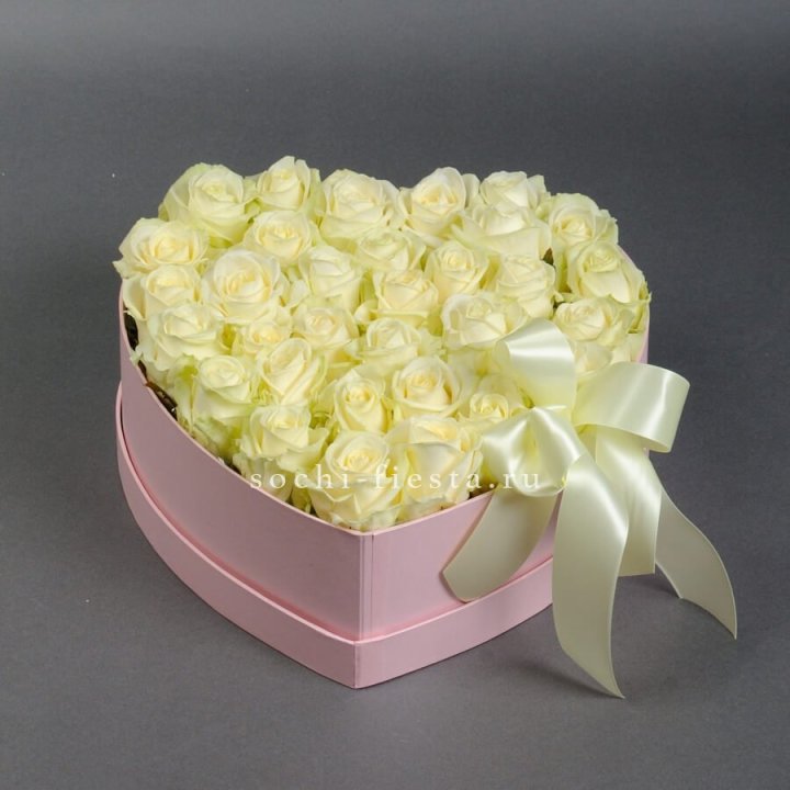 35 белых роз в коробке "Сердце" в Сириусе