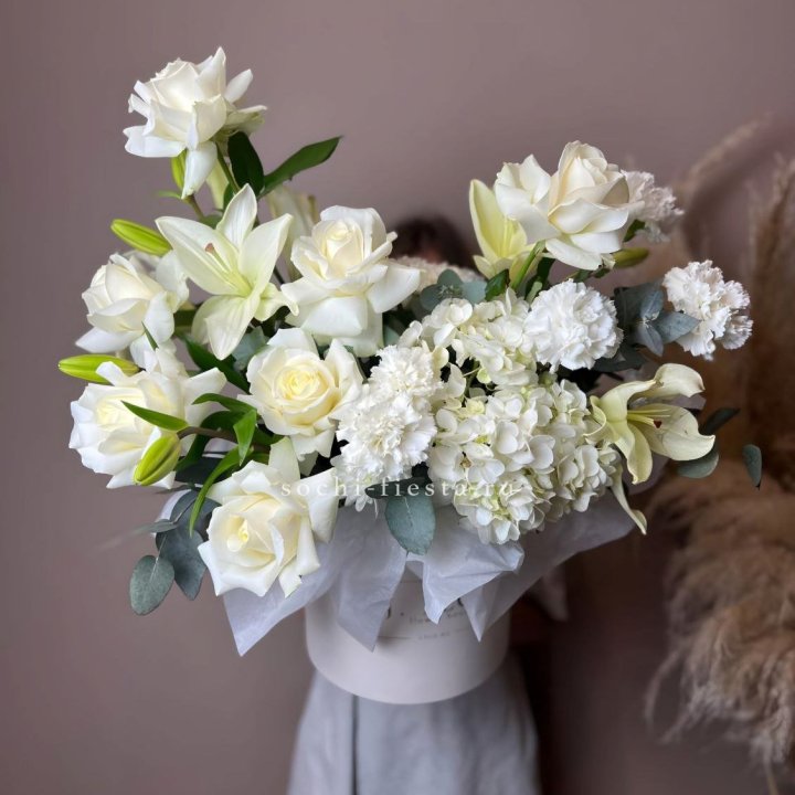 Цветочный бокс "Вайт дримс" в Сириусе