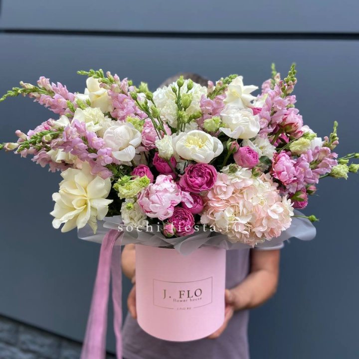 Дизайнерский цилиндр с пионами "Саманта" в Нижнем Новгороде