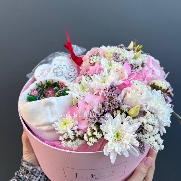 Цветы и свеча в коробке в Сириусе