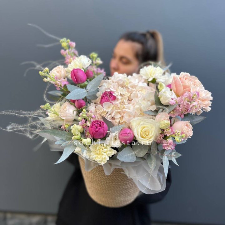 Цветочная композиция в джутовом боксе  в Сириусе