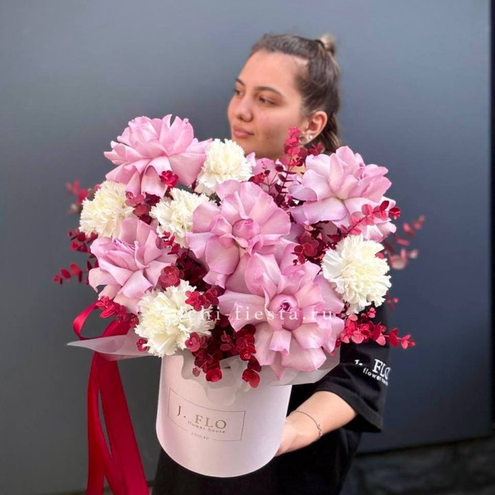 Бокс с французскими розами "Вела вита" в Сириусе