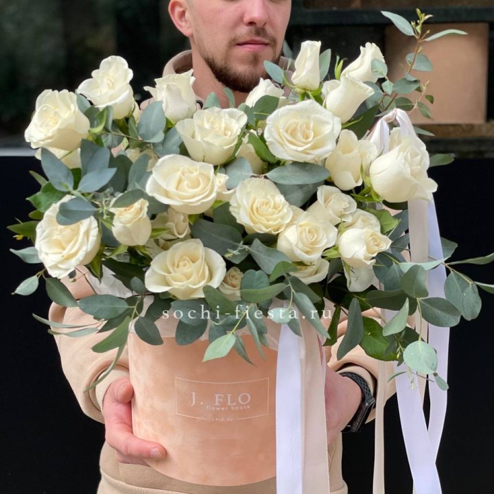 41 белая роз в бархатном боксе в Сириусе
