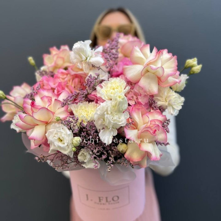 Цветочная композиция "Глория" в боксе в Сириусе