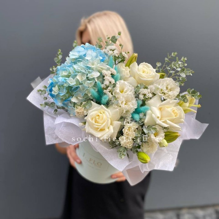 Цилиндр в голубых оттенках №1 в Сириусе