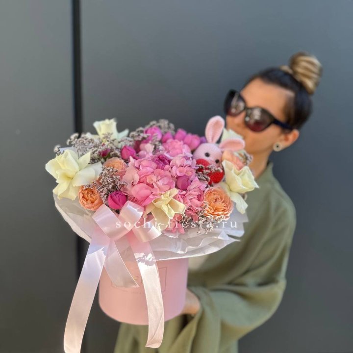 Дизайнерский цилиндр с игрушкой "Лола" в Нижнем Новгороде