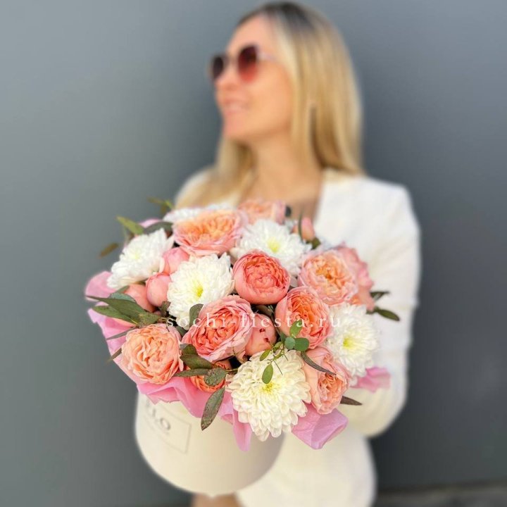 Нежная коробка с цветами в Сириусе