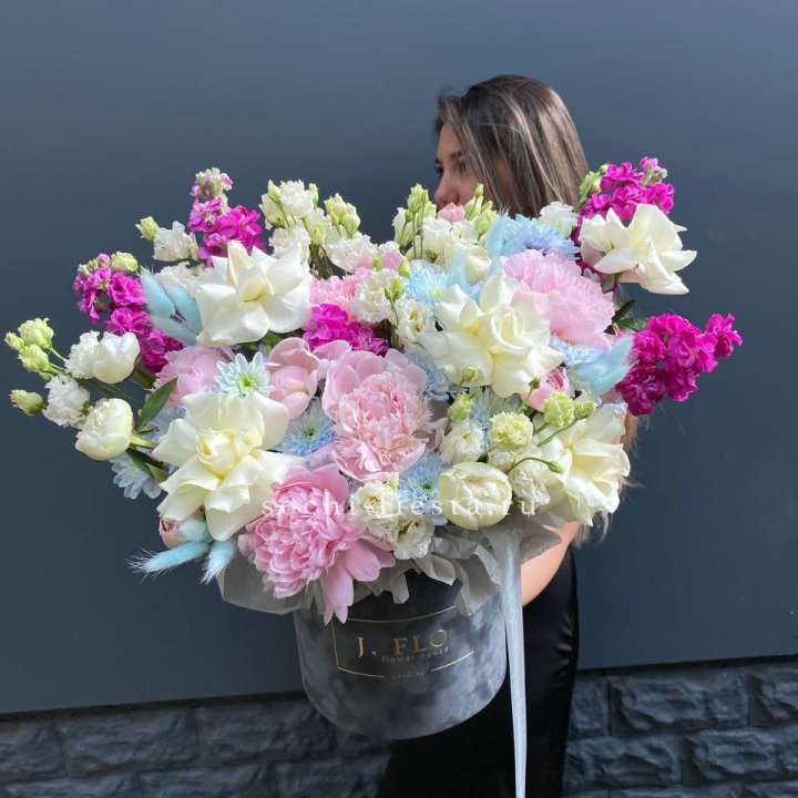 Дизайнерский цилиндр "Пионы гарден" в Сириусе