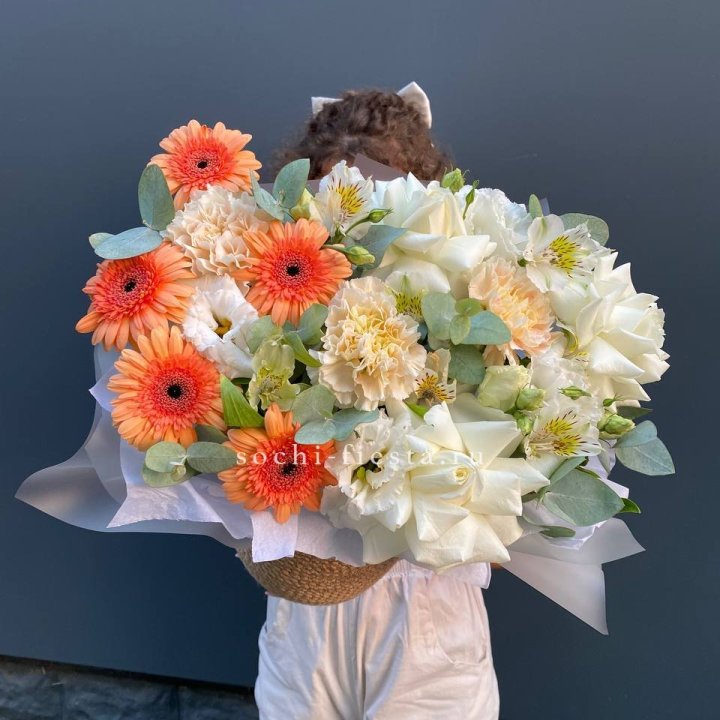 Розы и герберы в джутовом кашпо "Георгино" в Сириусе