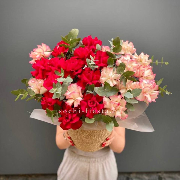 25 Французских роз в джутовом кашпо  в Сириусе