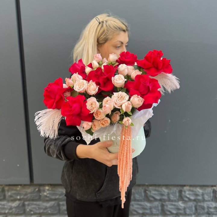 Бокс с нежными розами  в Сириусе