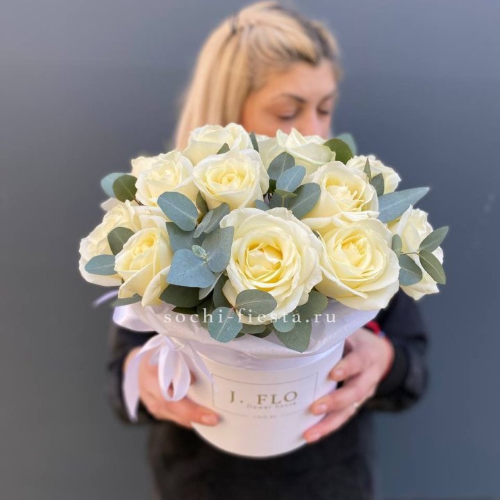 15 белых роз в боксе в Сириусе