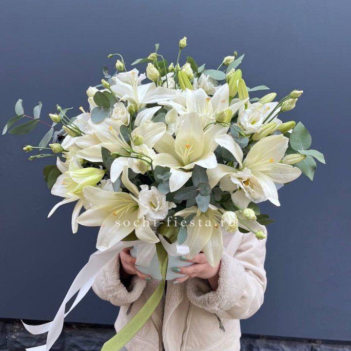 Бокс лилий и эустомы в Сириусе