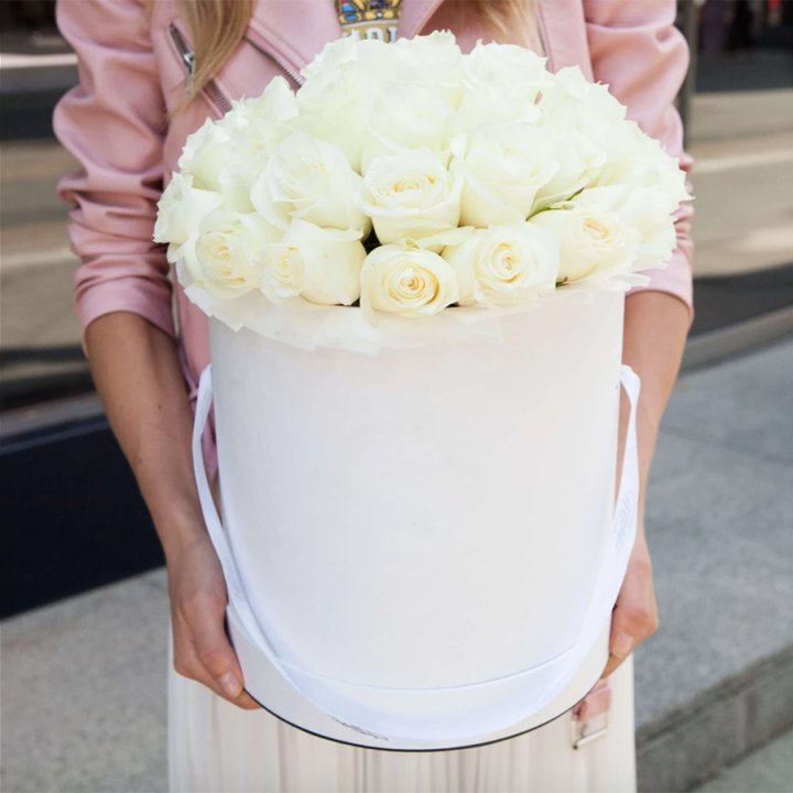 35 белых роз в цилиндре в Нижнем Новгороде