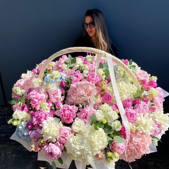 Цветочная корзина из пионов и пионовидных роз "Перфекте" в Сириусе