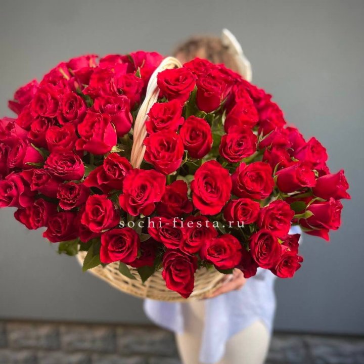 121 красная роза в корзине   в Сириусе