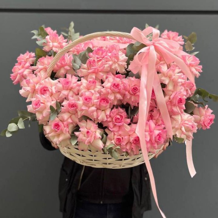 51 розовая роза в корзине в Сириусе