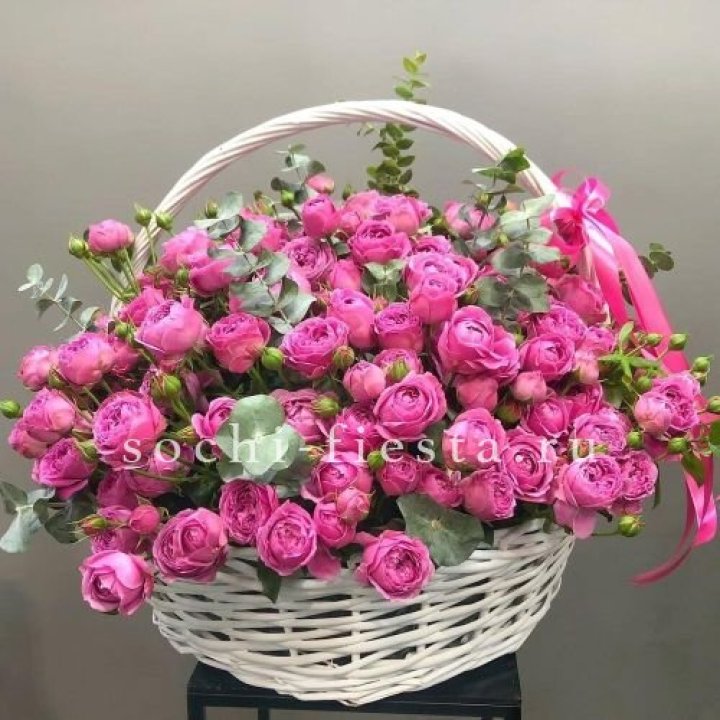 65 пионовидных кустовых роз в корзине в Нижнем Новгороде