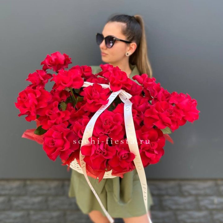 Красные французские розы в корзине в Сириусе