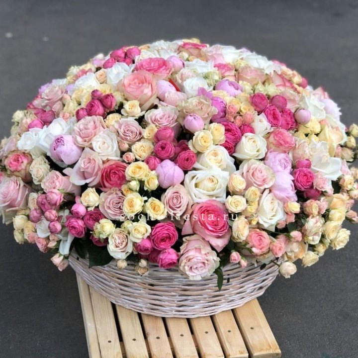 Цветочная корзина из пионов и пионовидных роз "Юниверсити" в Нижнем Новгороде