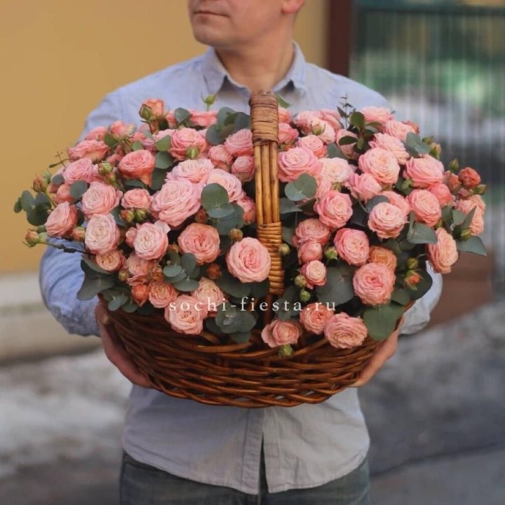 Корзина из 101 пионовидной розы в Сириусе