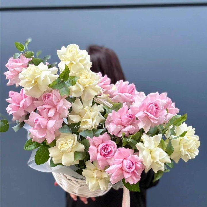 25 Французских роз в корзине в Нижнем Новгороде