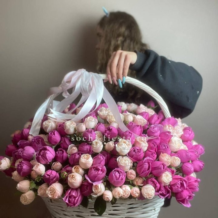 Премиум корзина пионовидных кустовых роз в Сириусе