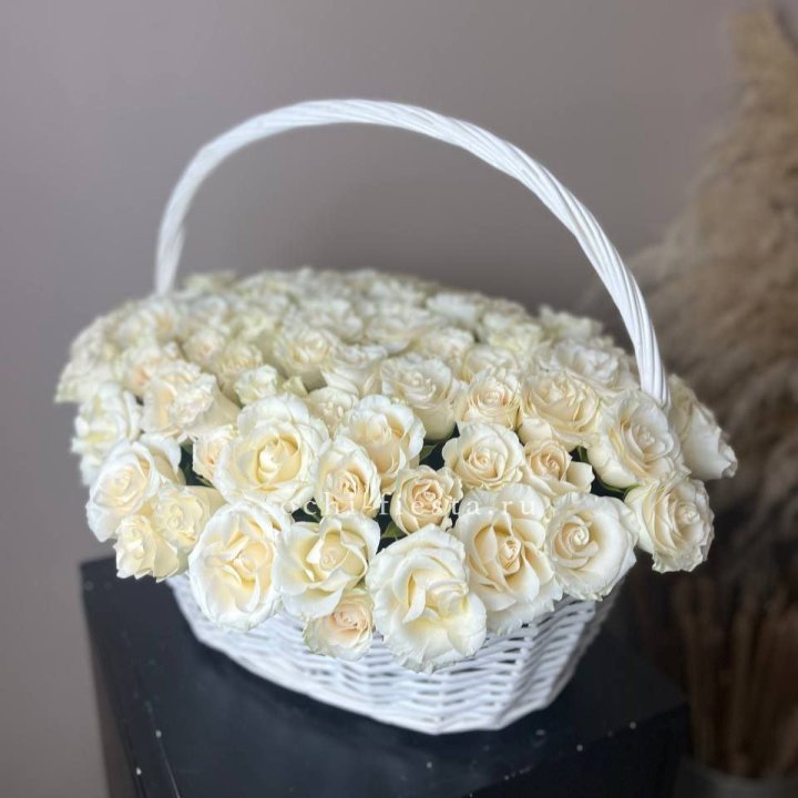 101 белая роза в корзине в Нижнем Новгороде