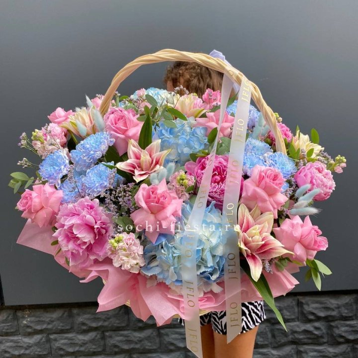 Яркая корзина "Летнее настроение" в Сириусе