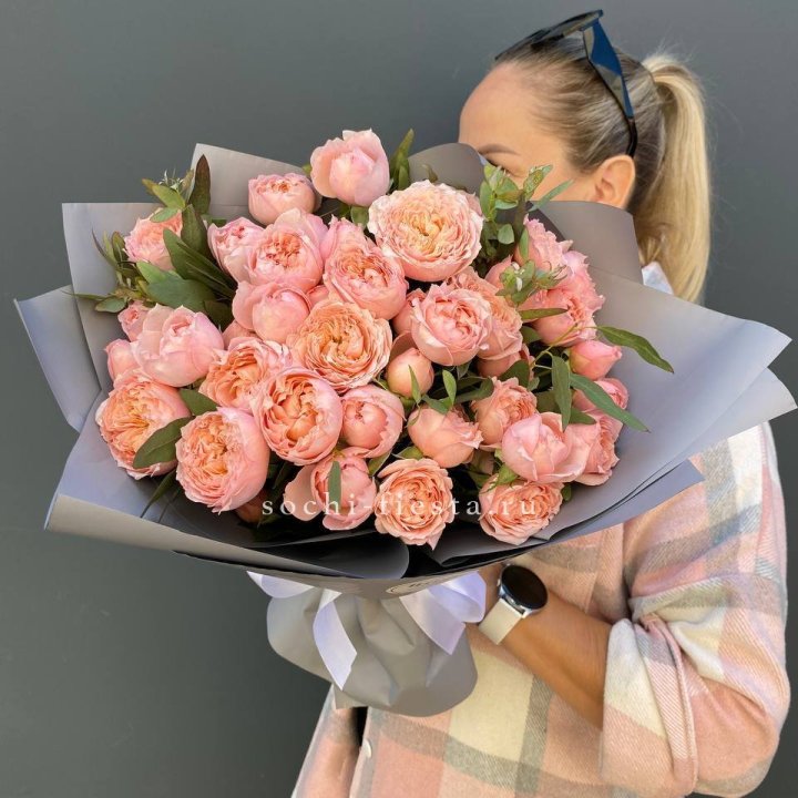 Букет с пионовидными розами "Пивайн" в Сириусе