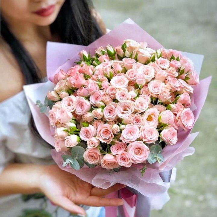 Кустовые розы с эвкалиптом в Нижнем Новгороде