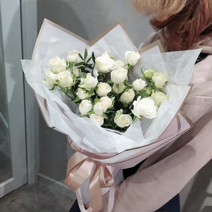 Белоснежные кустовые розы в Нижнем Новгороде