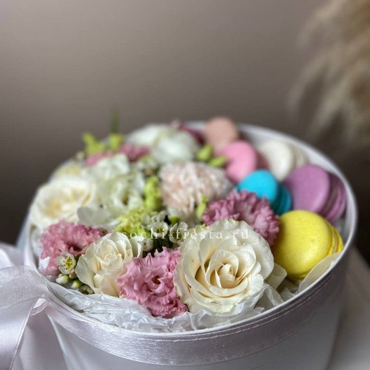 Цветы в цилиндре с макаронс "Прованс" с доставкой в Сириусе