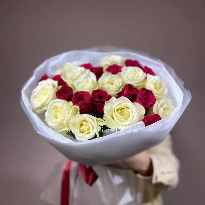 Букет их красных и белых 25 роз в Сириусе