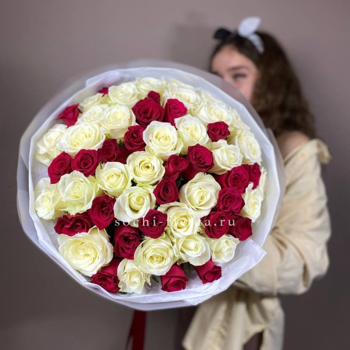 Микс из 55 роз в Сириусе