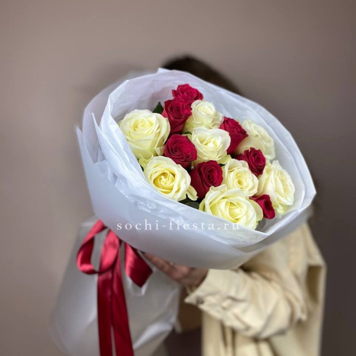Букет из красных белых 15 роз в Сириусе