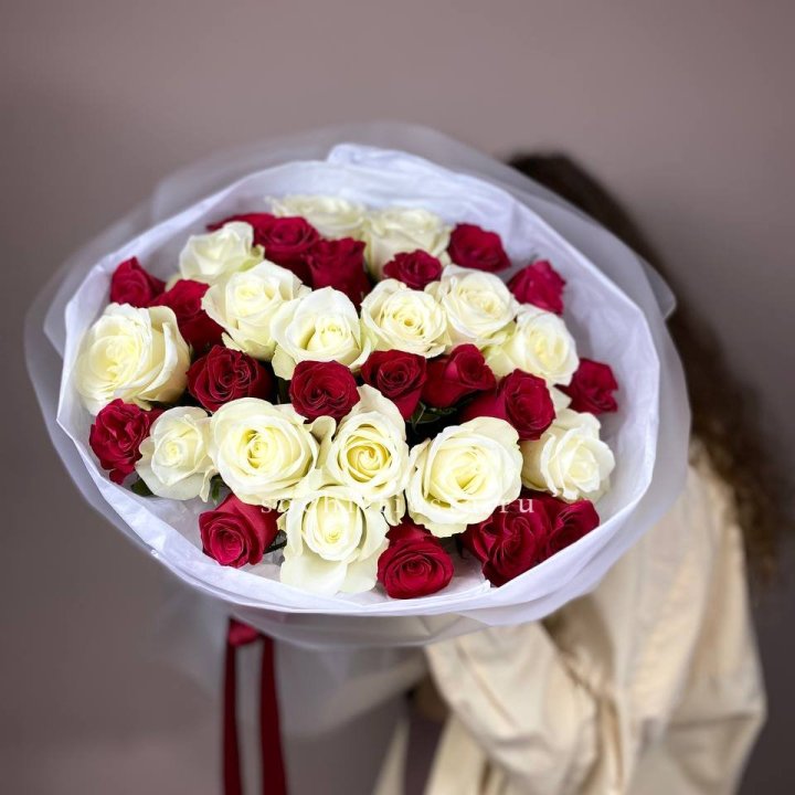 Букет из красных белых 35 роз в Сириусе
