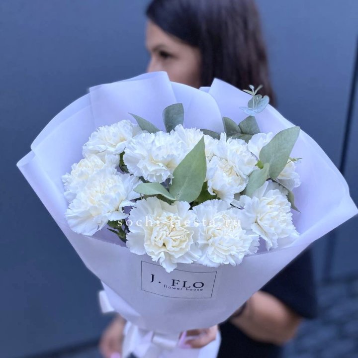 Букет белых диантусов с эвкалиптом в Сириусе