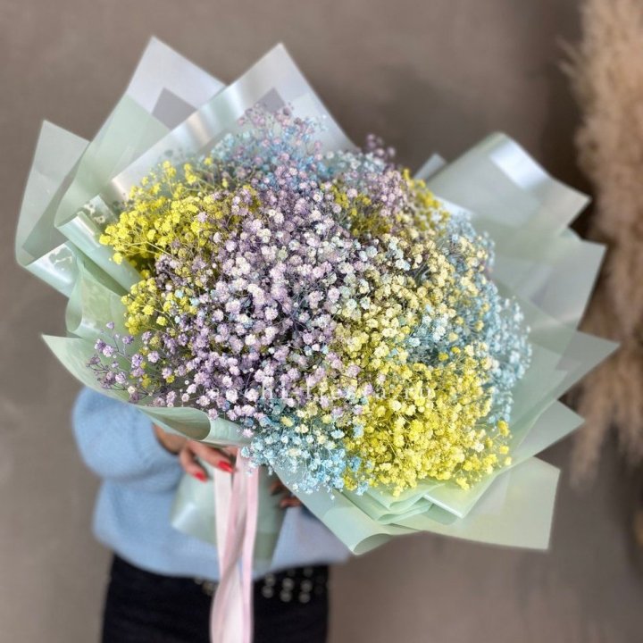 Букет радужных гипсофил в Сириусе