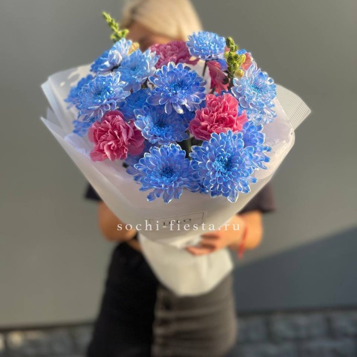 Букет сборный с хризантемой в Сириусе