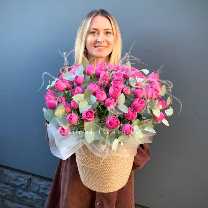 Пионовидные розы  в джутовом кашпо  в Сириусе