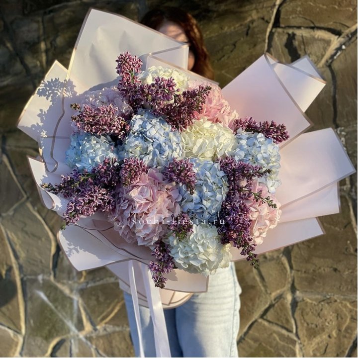 Букет гортензии с сиренью в Сириусе