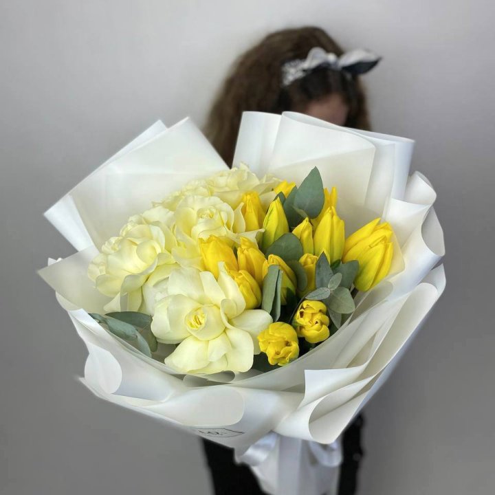 Дуо жёлтые тюльпаны и розы в Сириусе
